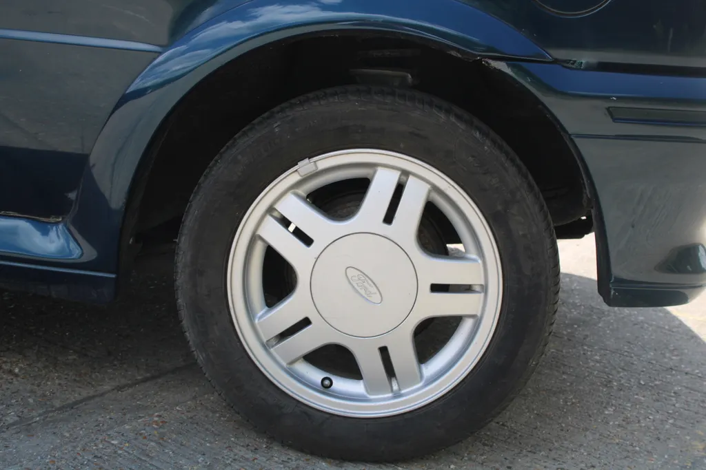 Ford fiesta sl pzufjld8j4e 7 h4ui