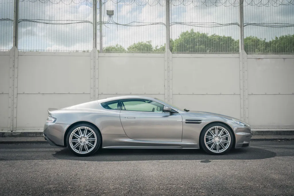 Aston martin dbs 8sfgynvrfxe4omvtracm7