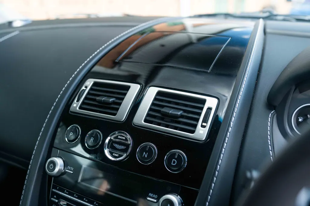 Aston martin dbs dlphkuwl95xa4hvcztjqr