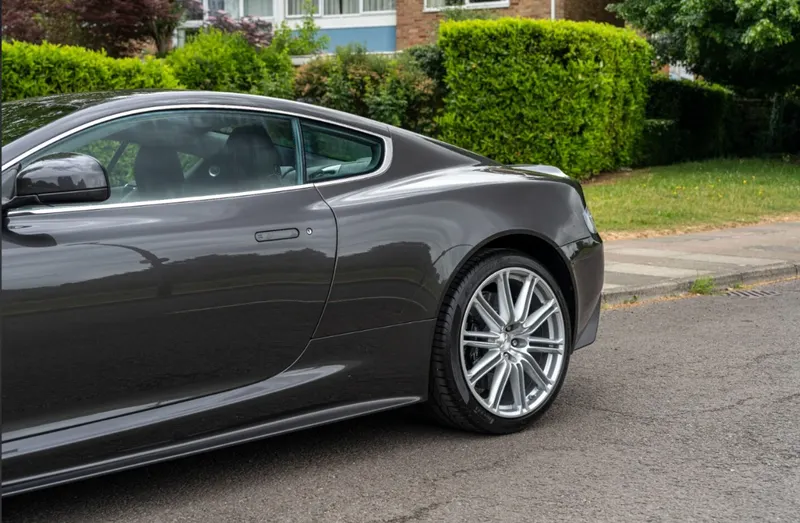 Aston martin dbs ig8zxtxzml3 ve47dlxb5