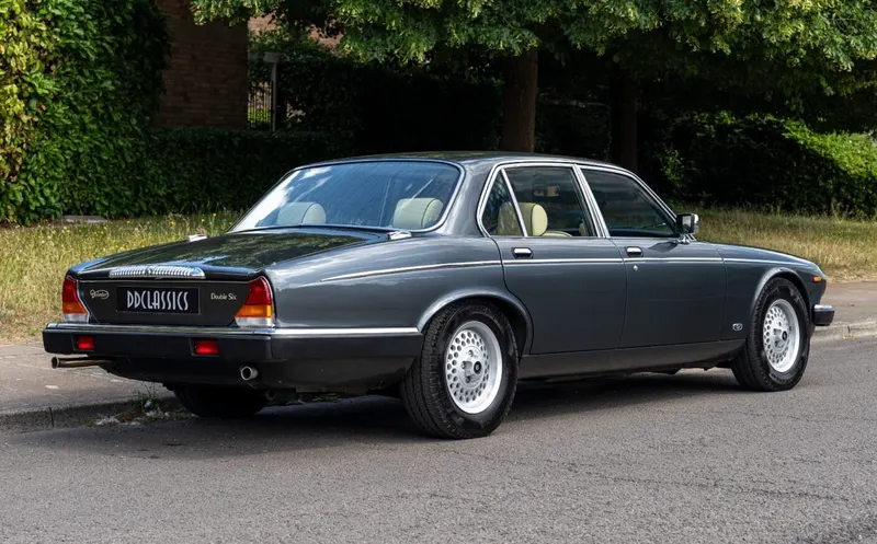 Daimler double six nvcoioztcvfjzxggm9zqf