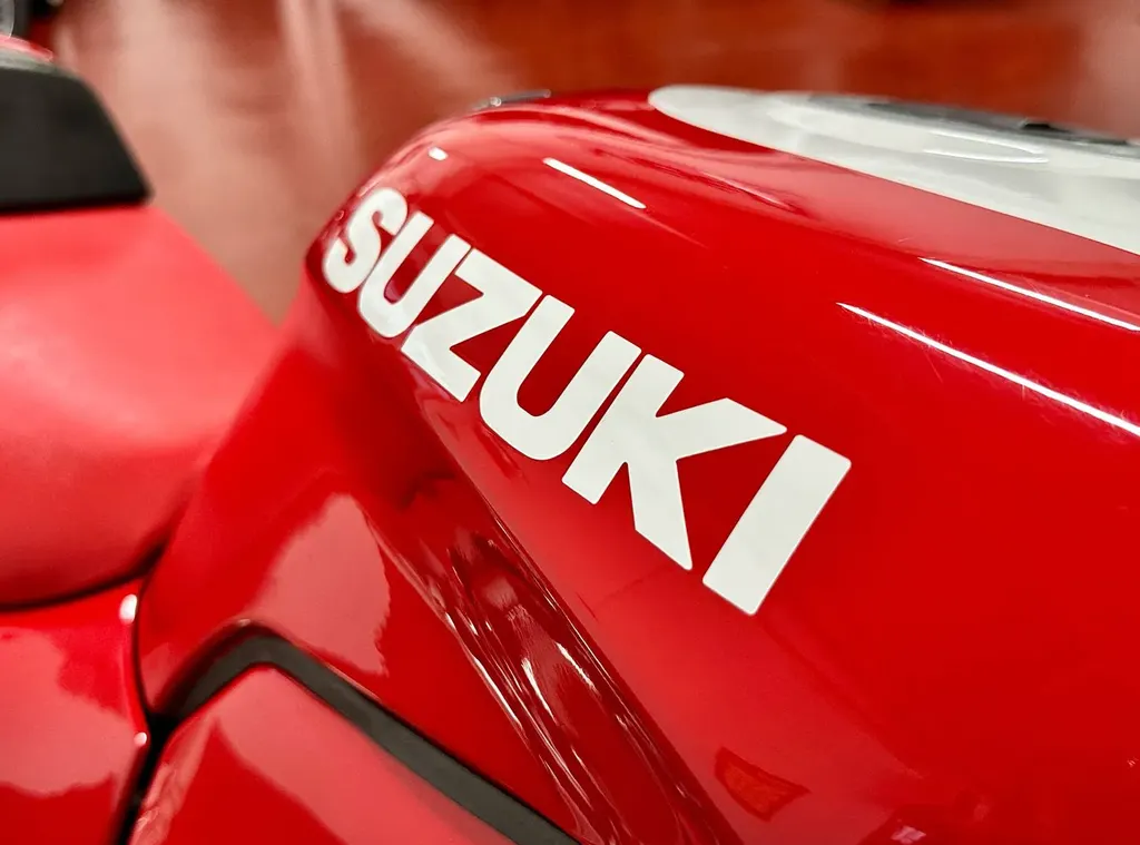 Suzuki gsxr 750  zmt9myfe pjhrrczwty6y