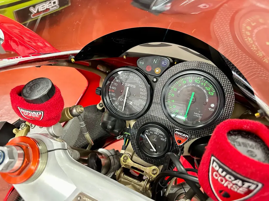 Ducati 996 h2u8h0eyoypfhvyrfewhv