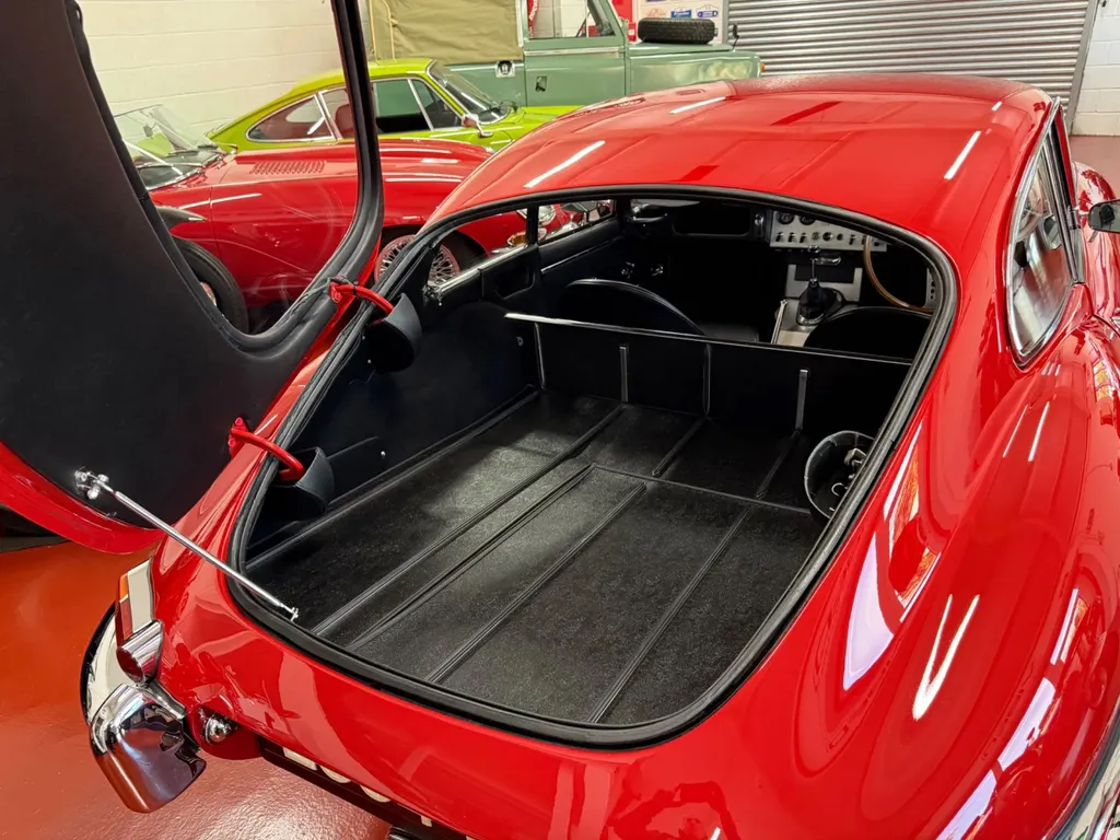 Jaguar e type 6l6kqzvknrnfa4zbxqmik