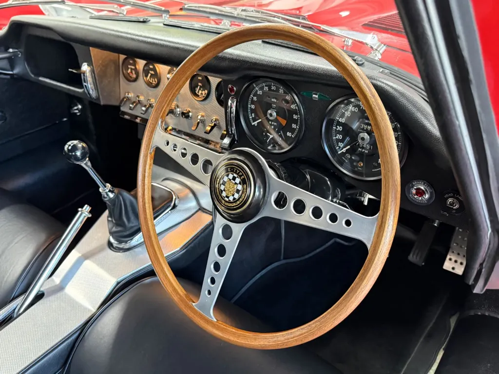 Jaguar e type zljw7vdc5qjluy4wh4tlv