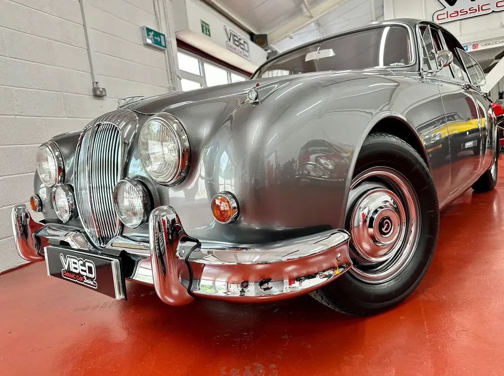 Daimler 2.5 v8  on2i6euachwd97v19xhtr