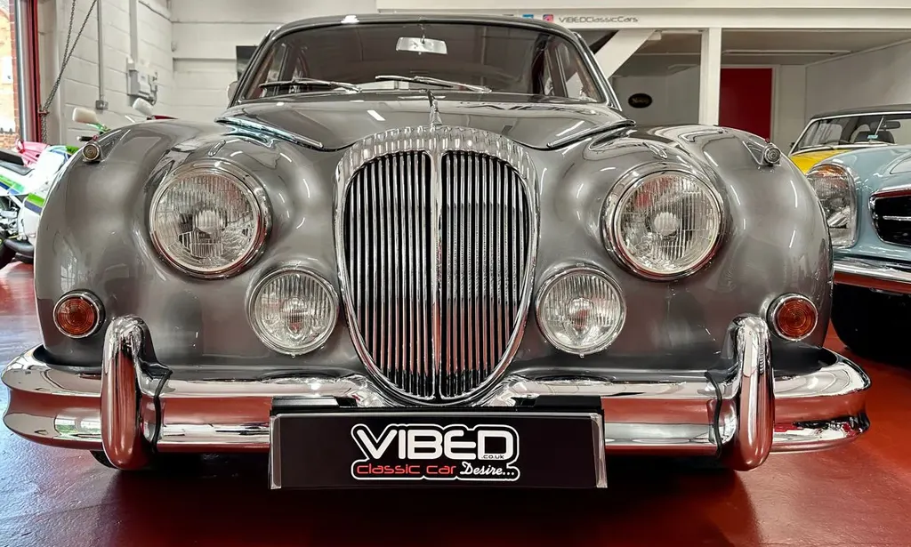 Daimler 2.5 v8  sjbb13k1fvc2u4yejdbms