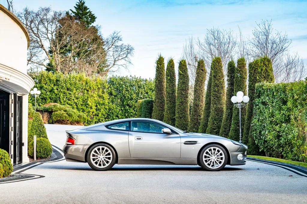 Aston martin vanquish pre production  delivery mileage  am heritage status fbe4rrc9bgh2miz3jmcru
