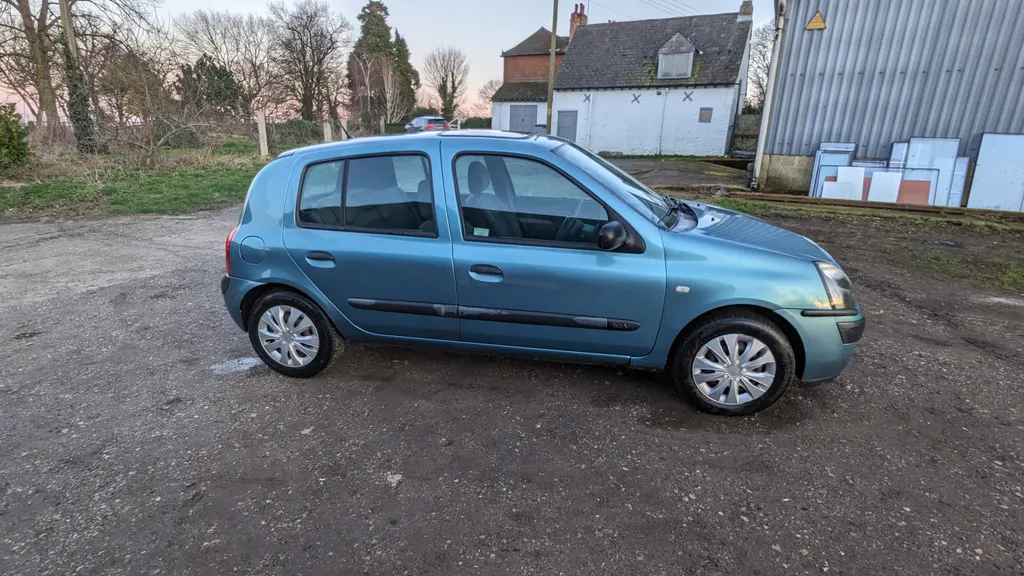 Renault clio pg2tkl8l3oqazvlqjp77g