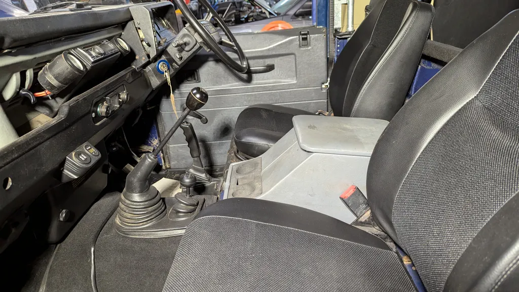 Land rover defender 90 ye6wgremioht8kcz7g aj