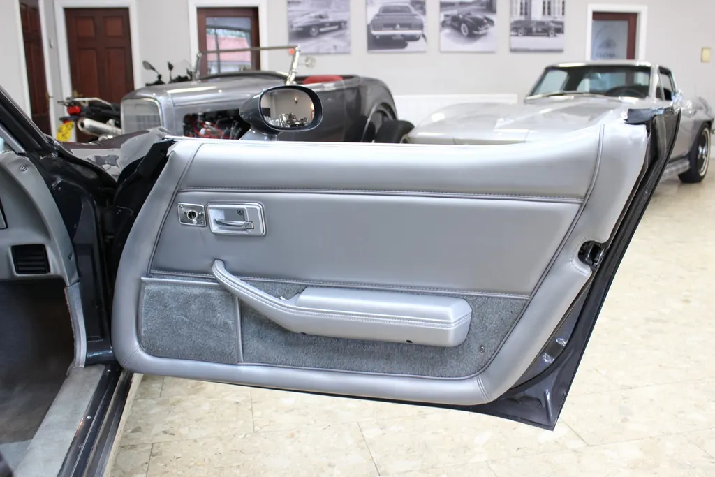 1981 chevrolet  corvette c3 350 v8 auto   restored  b6ovi1lw9peiitwh8u 9a