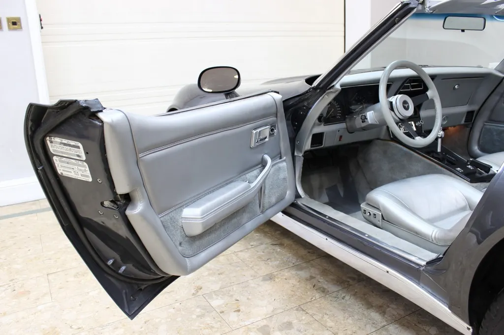 1981 chevrolet  corvette c3 350 v8 auto   restored  dunrsygwthrlg8eyarude
