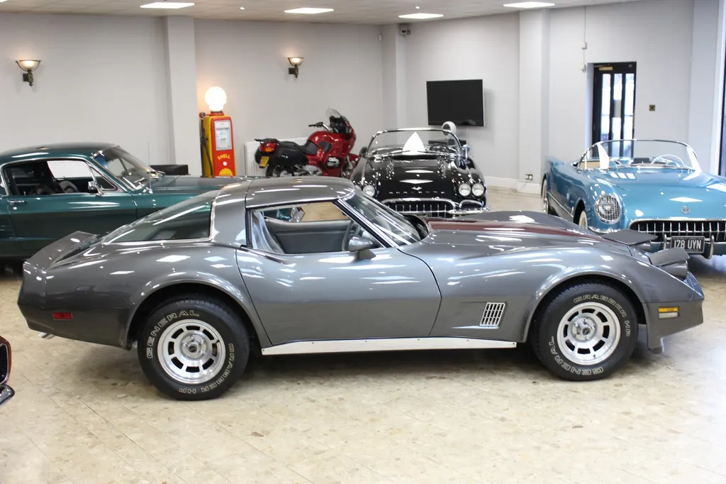 1981 chevrolet  corvette c3 350 v8 auto   restored  khmng btuqzxmlcm6l62l