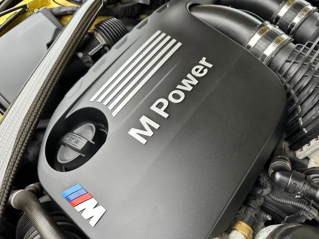 Bmw m4  r7 dy3ocumtnmaznr 3n
