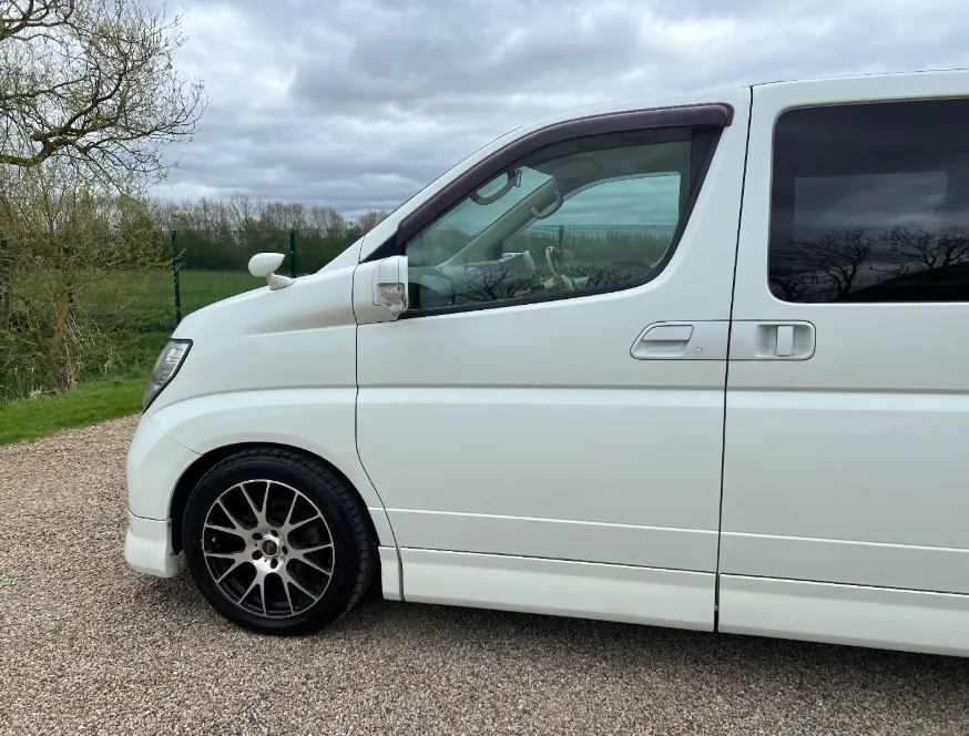 Nissan elgrand  sxmqwyifagba9txvfxdf1