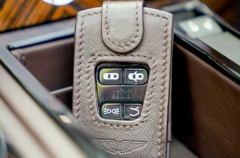 Aston martin db9 lywbt0vfo1ddunshuszmm