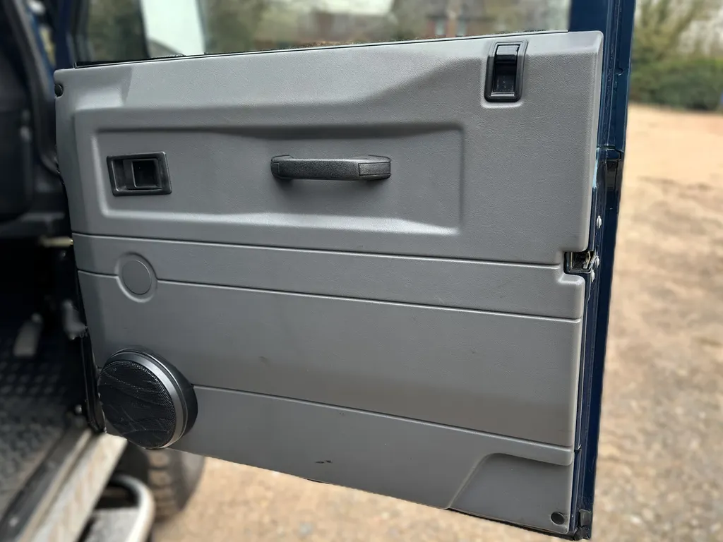 Land rover defender 90 drywggif8n3yv2e0ijhlu