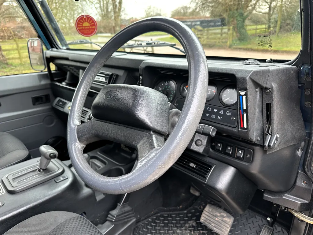 Land rover defender 90  m2bdjqnjvlc5jwiv4y6a