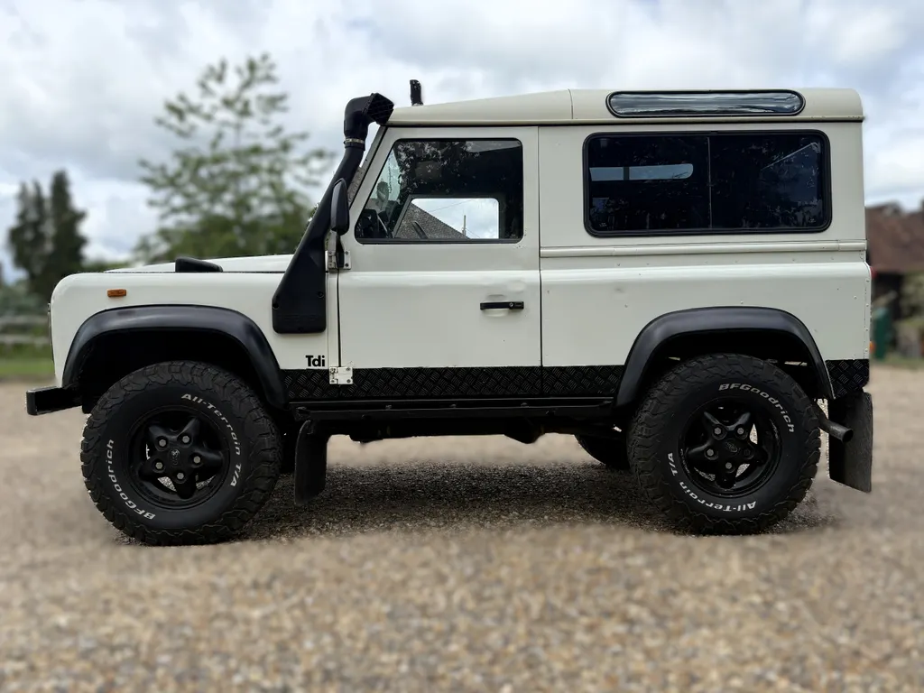 Land rover defender 90 pkm k1vik4cnjnzirj1r2