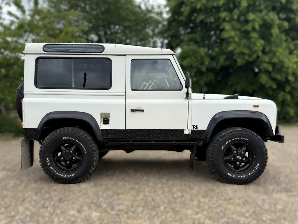 Land rover defender 90 r1ucxqshccuqdqrzo56au
