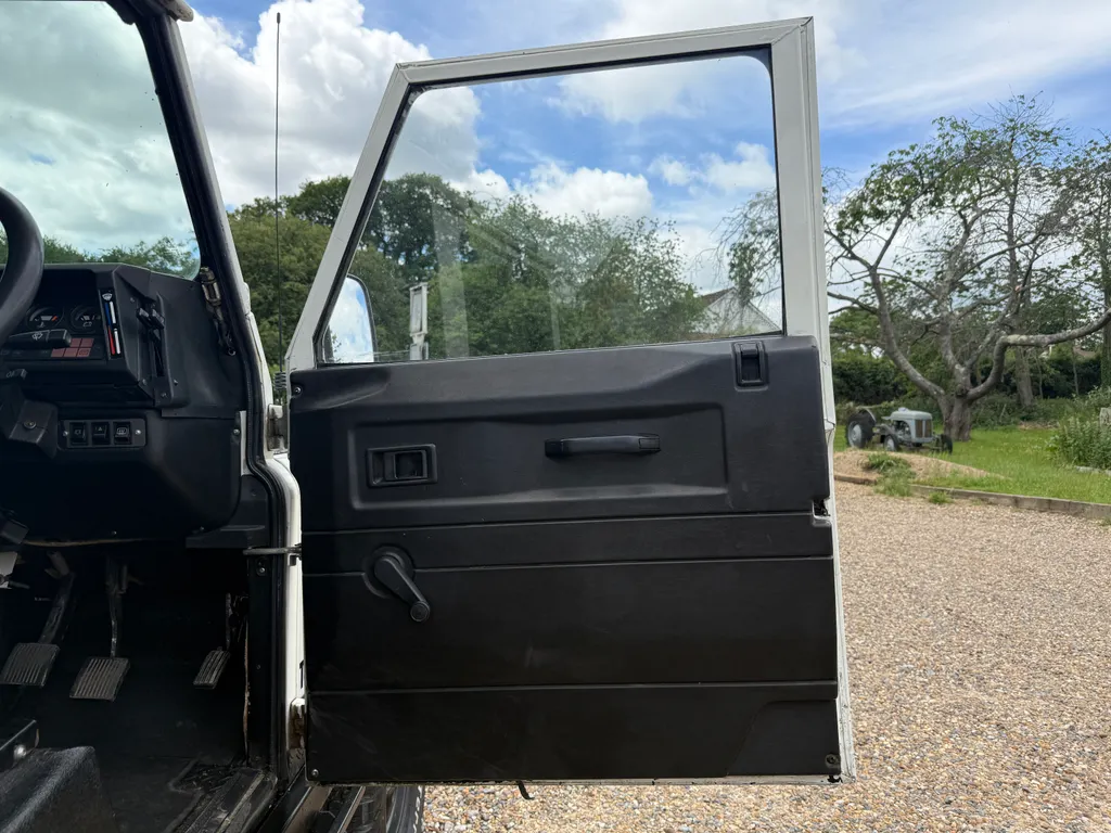 Land rover defender 90 tkpnvxgrrgz lgaqxsxjq