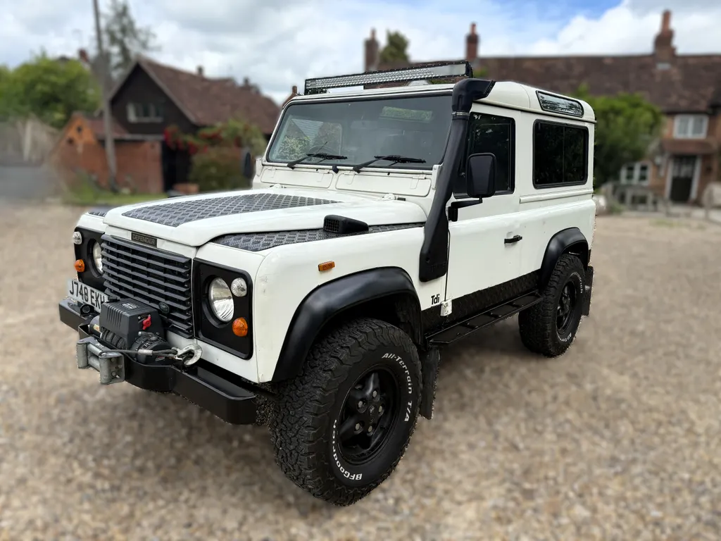 Land rover defender 90 utktzm4yxmntit7jm9teq