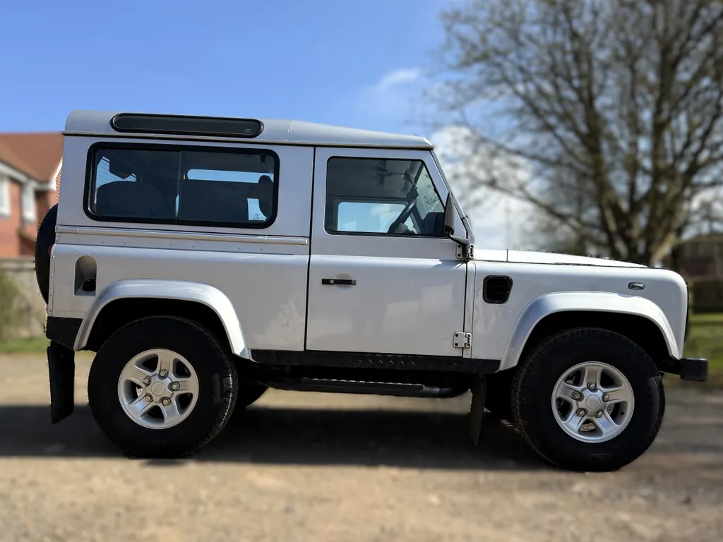 Land rover defender pruzgkfstflhqsswhz5q2