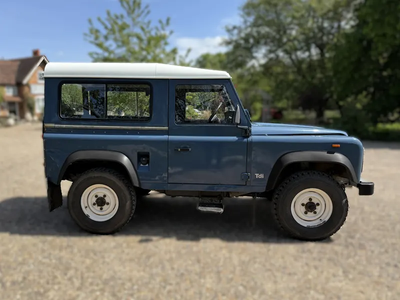 Land rover defender 90 d6mcg7hdkfx1mqnfumjef