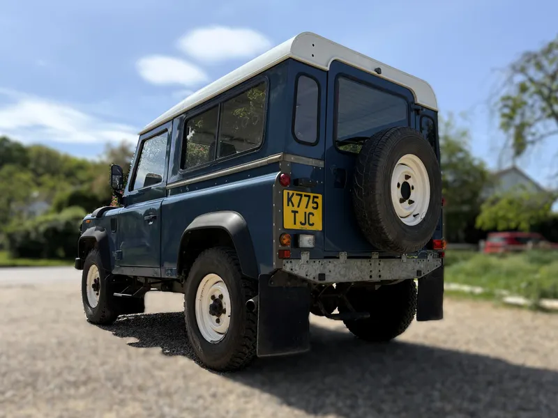 Land rover defender 90 zlerl9yivtlz9s2lmg9a4