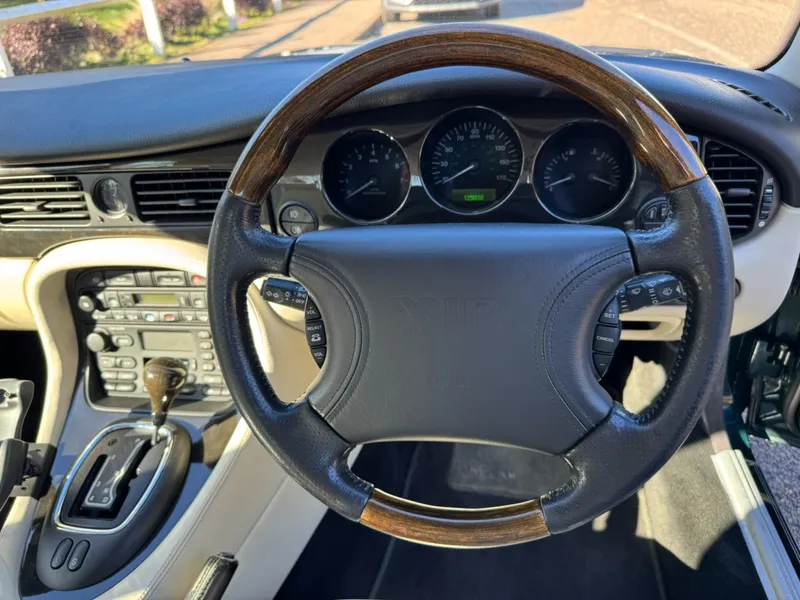 Jaguar v8 xj series jsnb5ymncwkwbgdghjmjt