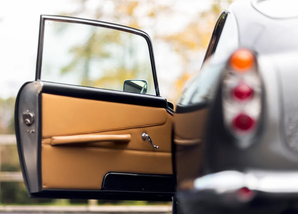 Aston martin db4 series 4. oth0m7zqaxkfxxquguu3p