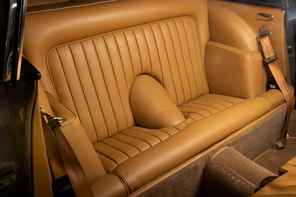Aston martin db4 series 4. rljm6xn1v9cecblh2yj4q