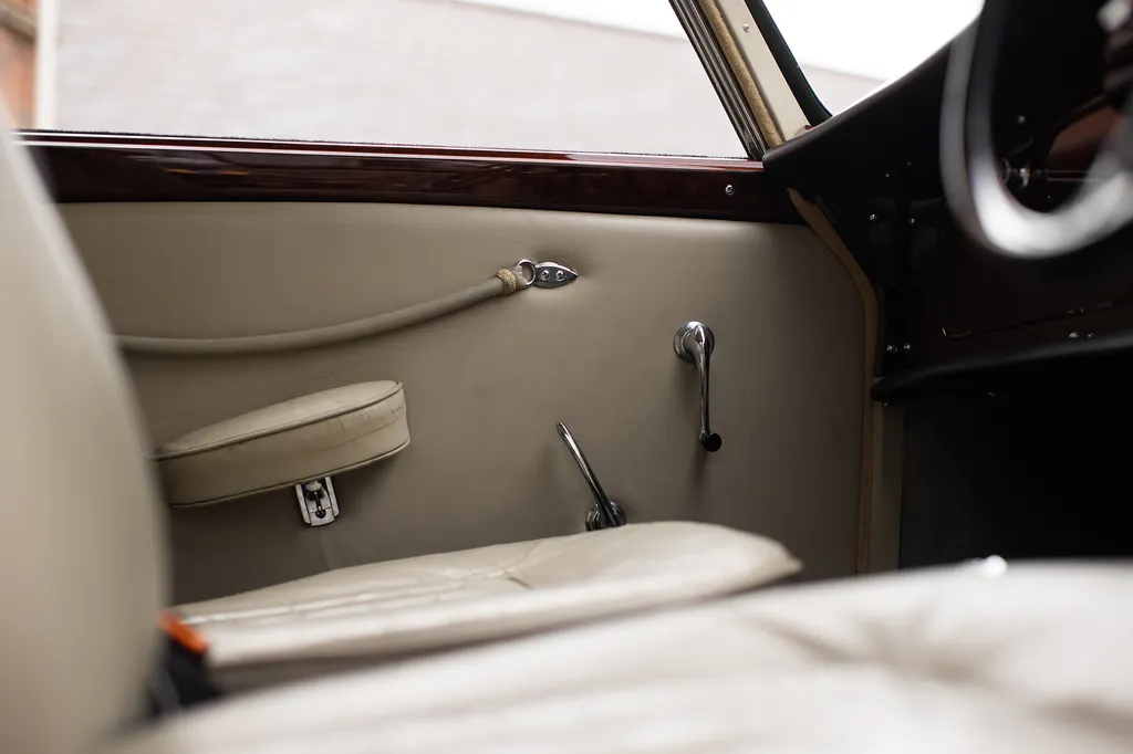 Bristol 409 coupe e5pqcbzmrpgo46ssov9gl