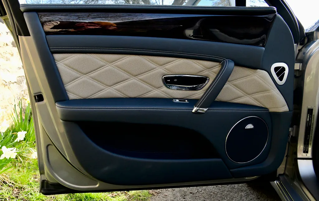Bentley flying spur yymkyv3j1tg072sxgxyqg