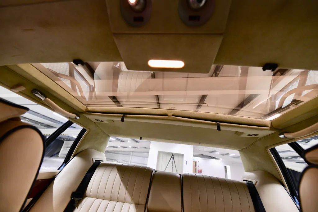 Aston martin lagonda series 4 etodd7uhichv9hucufb9o
