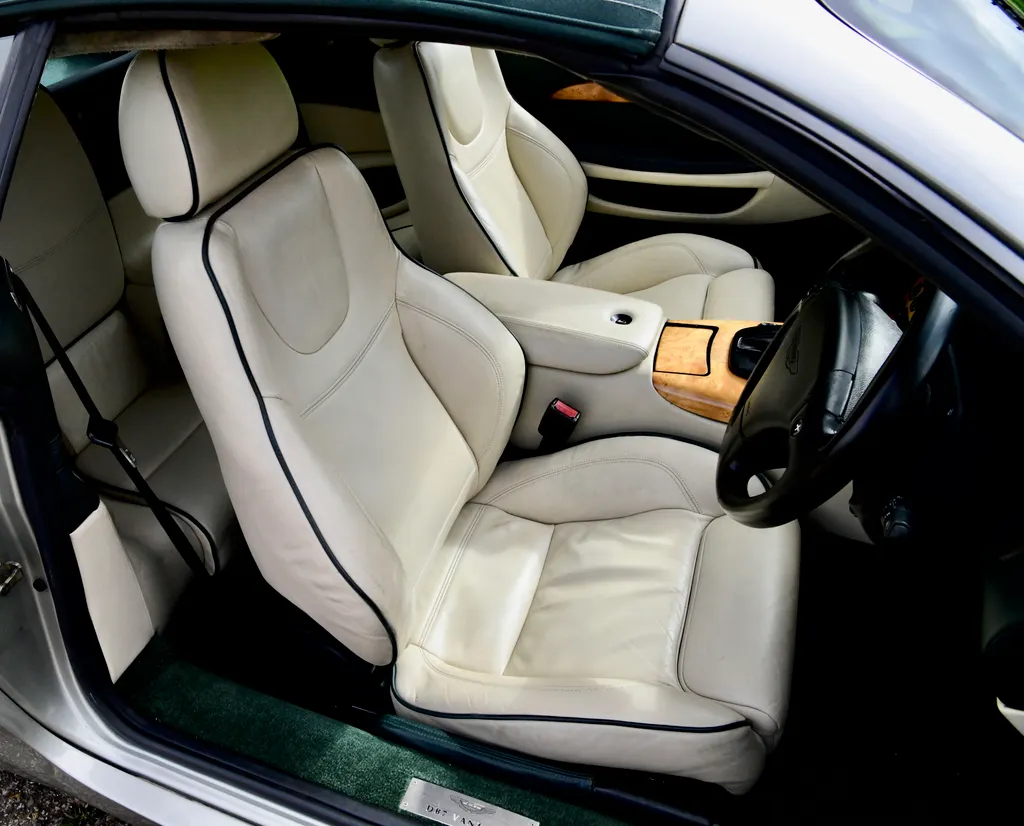 Aston martin db7 7yakwtdgbdfod2vq9dqwr