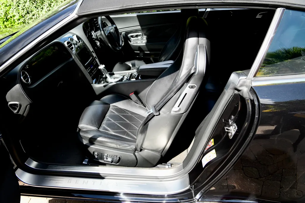 Bentley  continental gtc w12 triple black. 8ie0zdgbda1pts 15wqpa