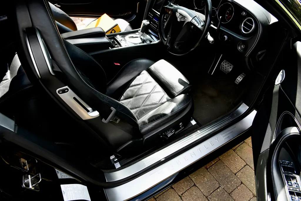 Bentley  continental gtc w12 triple black. zomwkxzqsbcnhtlemm42h