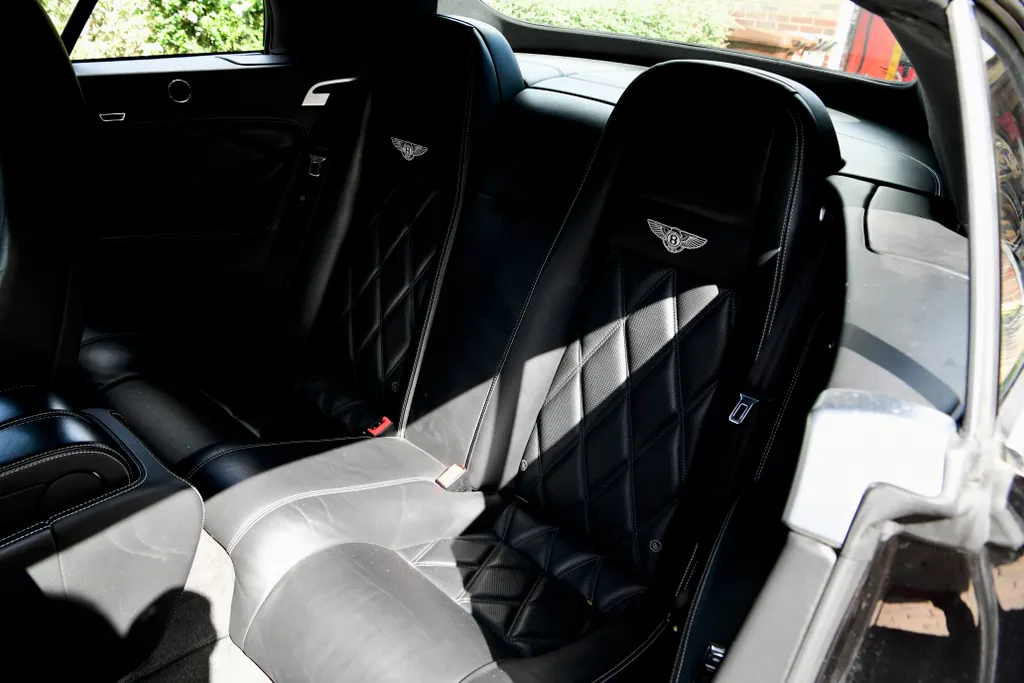 Bentley  continental gtc w12 triple black. ezsu gifwqksdriskfccn