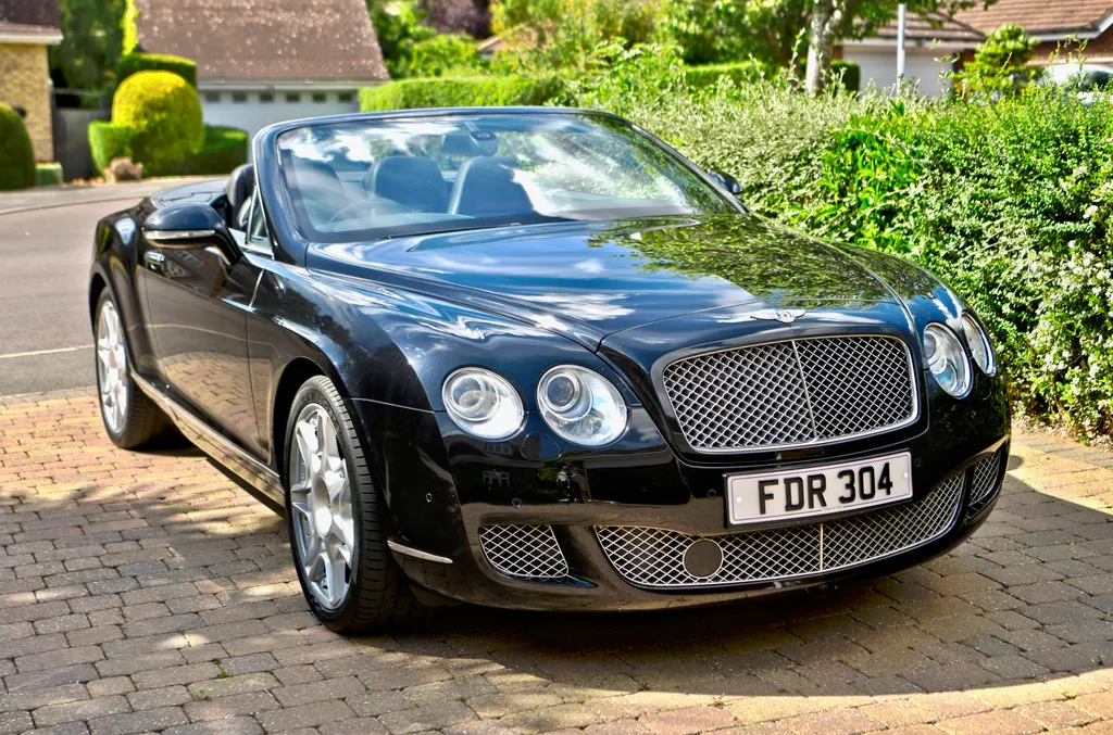 Bentley  continental gtc w12 triple black. ia8kjwlwcdtddsjsijtvd
