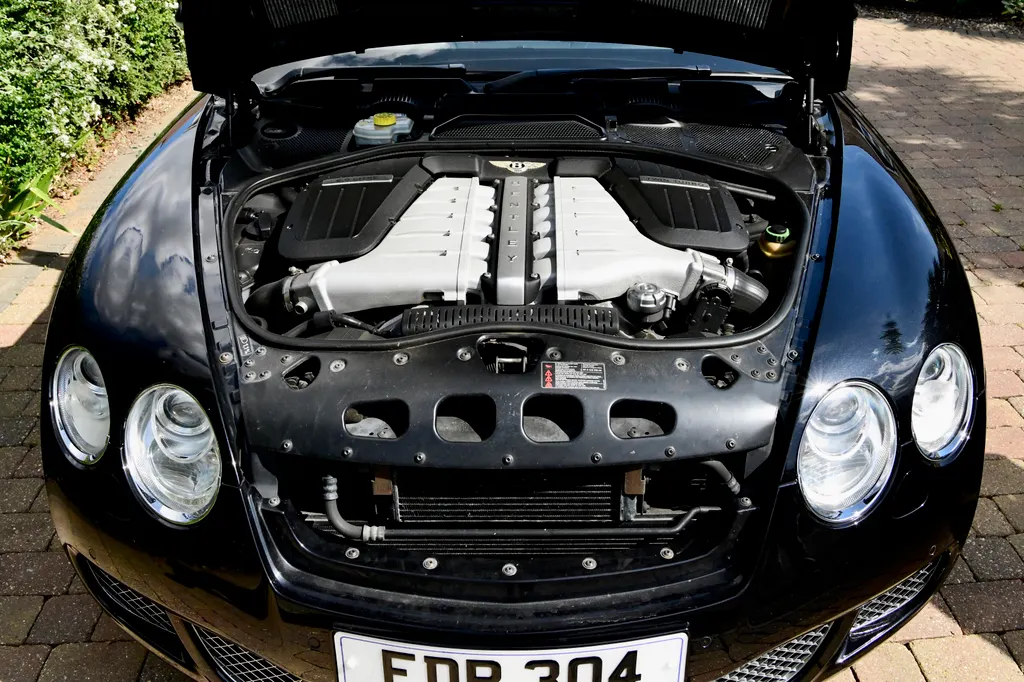 Bentley  continental gtc w12 triple black. rf60sqesa7xa7 8fabebr