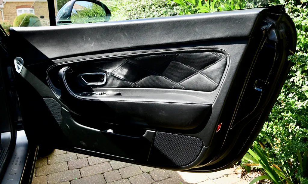 Bentley  continental gtc w12 triple black. ukl0rvsdlogeiyirfxa u