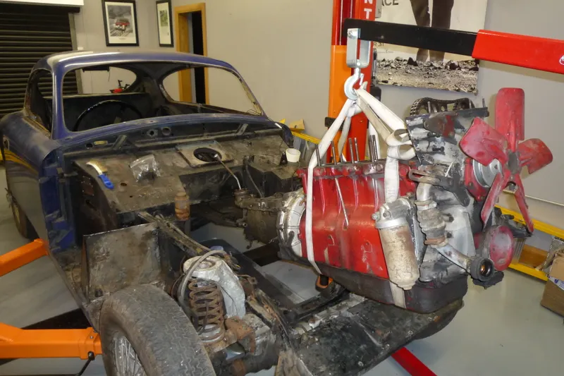 Aston martin  db24 q2thu06fwsto58f316yg0