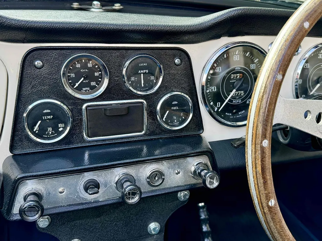 Triumph tr4 n 3jjhi25hr1827nrnmhz