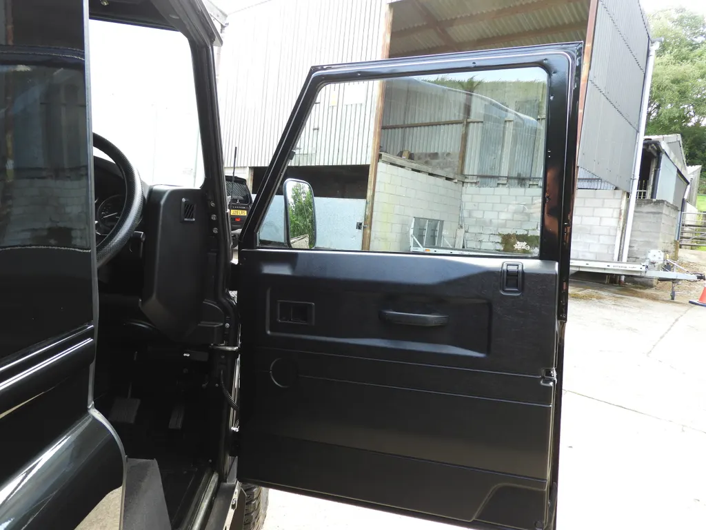 Land rover defender b53ykpvsdibk3f4 0og0o