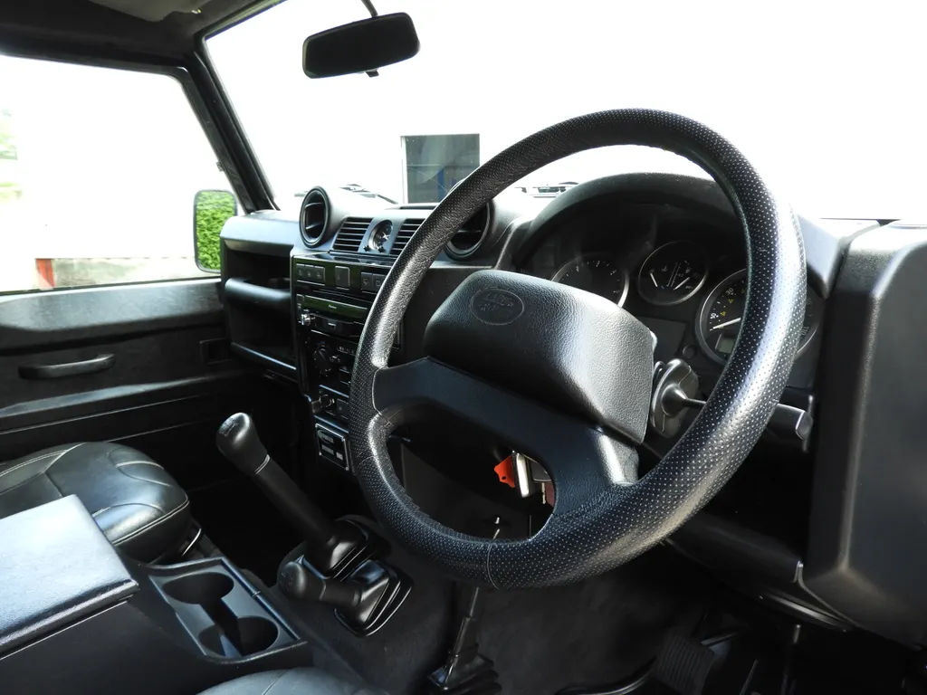 Land rover defender ztxbyt2awimlxqnz3rh8c