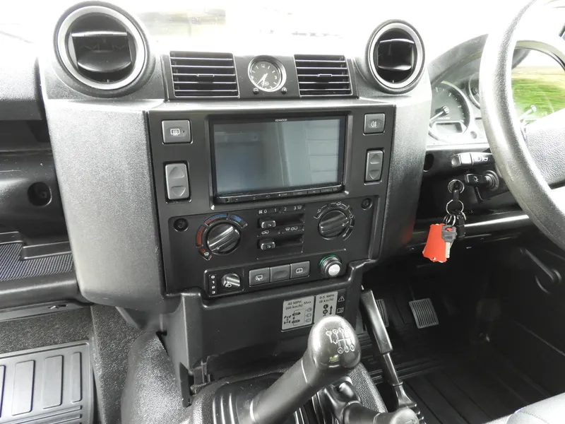 Land rover defender dldvznzqnukaem9kvszmo