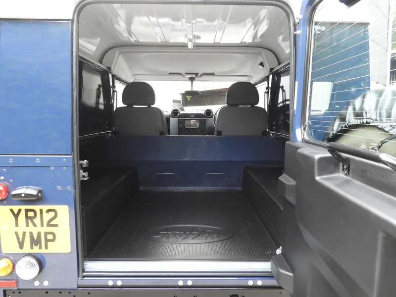 Land rover defender oc1ksb8e5viocjtgrqbgj