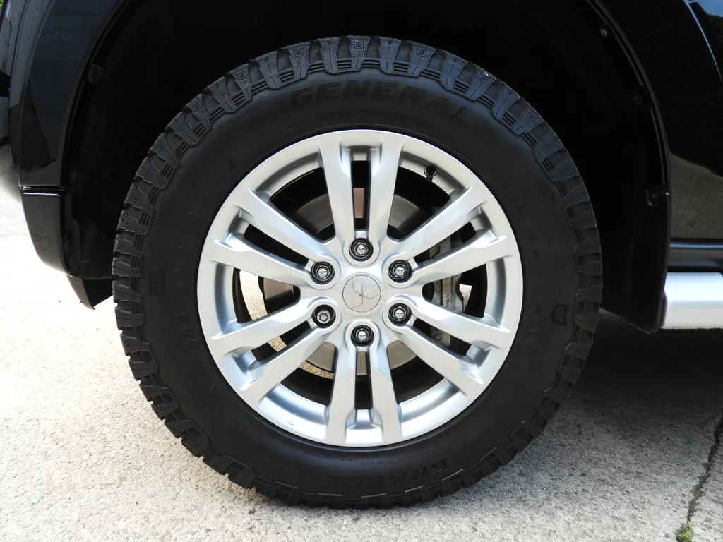 Mitsubishi shogun owwc1rnt cvb6gtxoz64z