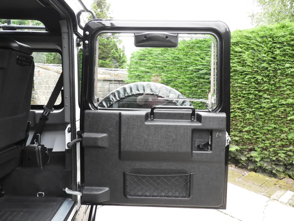 Land rover defender 9si3sfiz1cimeug7rhygf